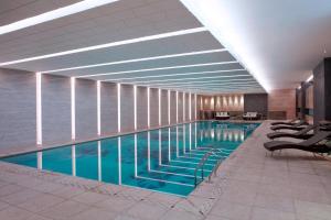 上海上海金桥红枫万豪酒店 的大楼内一个蓝色的大型游泳池
