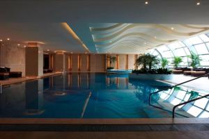 苏州苏州万豪酒店的一座带天花板的酒店游泳池