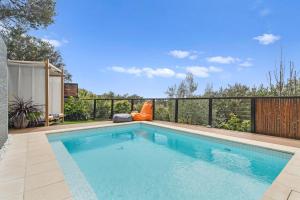 莱伊Ourania Luxury Villa with unforgettable sea views的后院的游泳池,带围栏