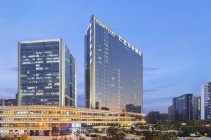 郑州郑州汇艺万怡酒店的一座高大的建筑