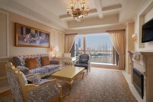 重庆重庆喜来登大酒店的客厅配有沙发和桌子