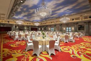 重庆重庆喜来登大酒店的大型宴会厅配有白色的桌子和白色的椅子