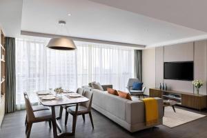重庆重庆万豪行政公寓的客厅配有沙发和桌子