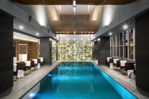 沈阳沈阳和平艾美酒店的游泳池位于酒店带椅子的客房内,游泳池