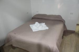 AbangaritosVilla Serena Monteverde的床上的白色毛巾