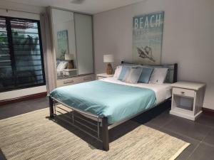 Stuart ParkLush Tropical Paradise Home - Darwin City的一间卧室设有一张大床和一个窗户。