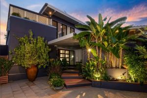 Stuart ParkLush Tropical Paradise Home - Darwin City的前面有植物的房子