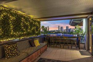 Stuart ParkLush Tropical Paradise Home - Darwin City的阳台设有酒吧,享有城市美景。