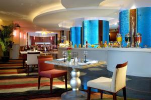 上海上海浦东福朋喜来登由由酒店的餐厅设有桌椅和蓝色圆柱