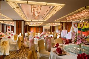 上海上海浦东福朋喜来登由由酒店的宴会厅配有白色的桌椅和鲜花