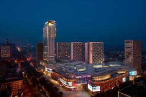 淄博淄博喜来登酒店 的城市天际线,夜晚有高楼