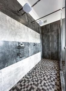 DensainagarTarkshay Hospitality的带淋浴的浴室和 ⁇ 格地板