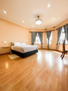 DensainagarTarkshay Hospitality的一间卧室配有一张床,铺有木地板