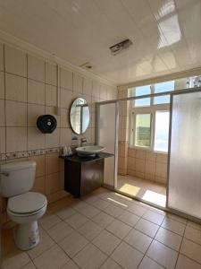 Huxi龙门海景渡假会馆  的浴室配有卫生间、盥洗盆和淋浴。