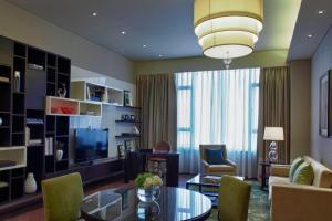 天津天津万豪行政公寓的客厅配有沙发和桌子