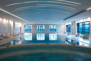天津天津万豪行政公寓的蓝色天花板建筑中的游泳池