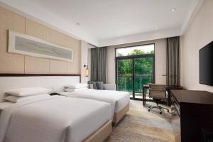 无锡无锡鲁能万怡酒店的酒店客房配有两张床和一张书桌