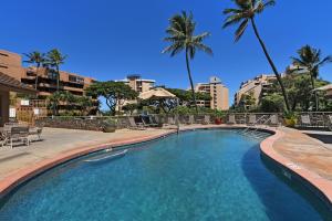 卡哈纳Kahana Villa E601的棕榈树度假村内的游泳池
