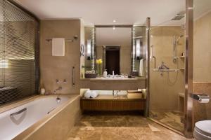 滨海新区天津泰达万豪行政公寓的带浴缸和盥洗盆的浴室
