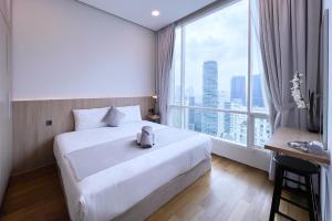 吉隆坡吉隆坡会展中心勒雅拉套房公寓的一间酒店客房,设有一张大床和一个大窗户