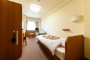 札幌札幌国际青年旅馆的一间卧室设有一张床和一间客厅。