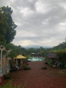 BanguedLayugan garden resort bucay abra的一个带游泳池的度假村,有背景的人