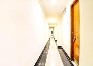 蒂鲁帕蒂SPOT ON Srinivasa Residency的医院里一条空的走廊,有门