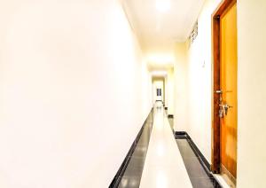 蒂鲁帕蒂SPOT ON Srinivasa Residency的楼里空的走廊,有门