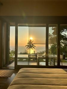 圣吉吉本哲龙目岛酒店的一间卧室配有一张床,享有海景