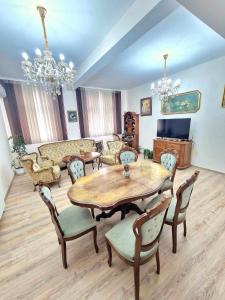 多布里奇Апартаменти Москва的客厅配有木桌和椅子