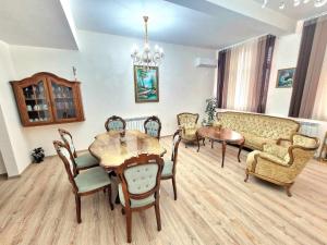 多布里奇Апартаменти Москва的客厅配有桌椅和沙发