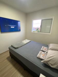 CambéSolar Di Modena的一间卧室配有一张床和一台平面电视