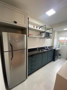 CambéSolar Di Modena的厨房配有蓝色橱柜和不锈钢冰箱