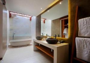 丹戎Anema Wellness Villa & Spa Gili Lombok - Diving Center PADI的带浴缸、水槽和浴缸的浴室