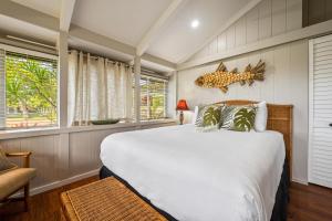 拉海纳International Colony Club 13的一间卧室设有一张大床和一个窗户。