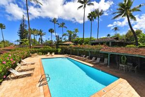 拉海纳International Colony Club 13的棕榈树度假村旁的游泳池