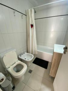 门多萨Exclusivo en PB patio, cochera, equipado,的白色的浴室设有卫生间和水槽。