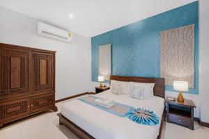 拉迈MyVillage Lamai的一间卧室设有一张床和蓝色的墙壁