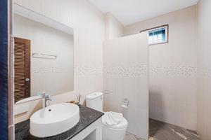 拉迈MyVillage Lamai的白色的浴室设有水槽和卫生间。