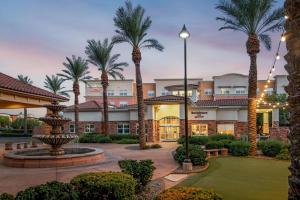 格伦代尔凤凰城格伦代尔体育娱乐区住宅旅馆的棕榈树和喷泉度假村