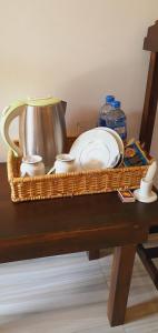 锡吉里亚SMW Lodge Sigiriya的柳条篮子,桌上放着碗碟和茶壶