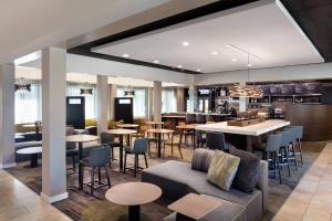 SorrentoCourtyard by Marriott San Diego Sorrento Valley的一间带桌椅的餐厅和一间酒吧