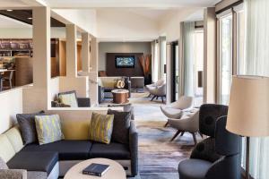 SorrentoCourtyard by Marriott San Diego Sorrento Valley的客厅配有沙发和椅子