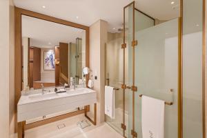 阿吉曼Ajman Hotel by Blazon Hotels的一间带水槽和淋浴的浴室