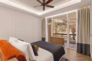 阿吉曼Ajman Hotel by Blazon Hotels的一间卧室设有一张床和一个大窗户