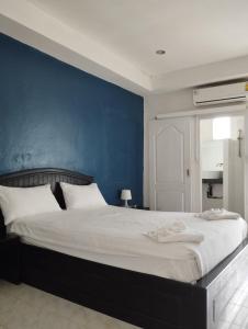 象岛SP.Place Hotel Koh Chang的一间卧室设有一张蓝色墙壁的大床