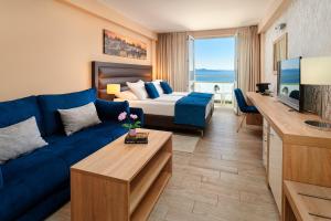 佩特坎内泊尼欧酒店的酒店客房配有蓝色的沙发和床。