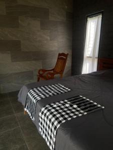 Ban Don MuangForest Guesthouse的卧室配有床、椅子和窗户。