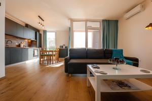 蒂米什瓦拉B14-Exclusive apartment&parking的客厅配有沙发和桌子
