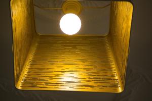 利隆圭Demera Motel的天花板上挂着的黄色灯